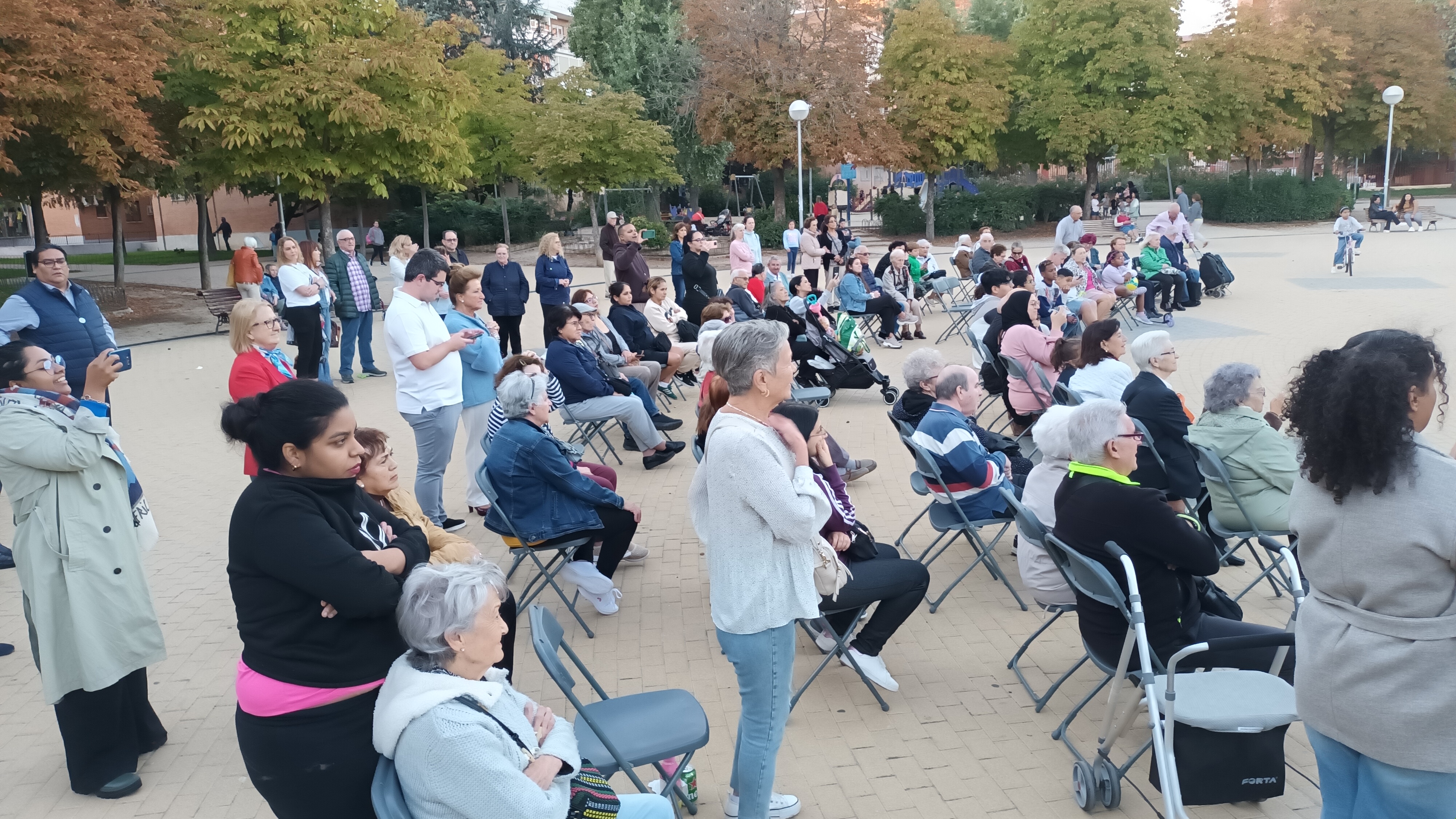Público asistente al Día de las Personas Mayores en Villaverde - Las personas mayores cuentan